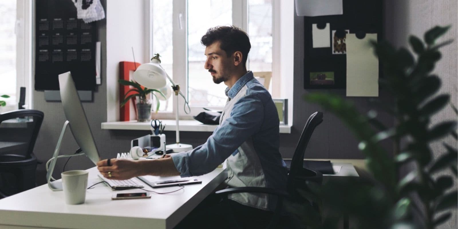 Uncover the complexities of the 40-hour workweek. Explore federal FLSA standards, state-specific overtime rules, and the legal challenges of managing a multi-jurisdictional workforce.