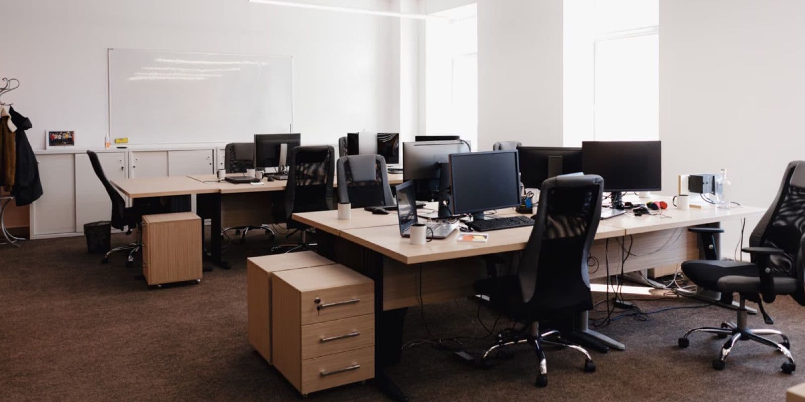 This comprehensive guide provides a detailed state-by-state breakdown of U.S. paid leave laws, from mandatory Paid Sick Leave (PSL) to Paid Family and Medical Leave (PFML). Learn the key differences between state and federal requirements.